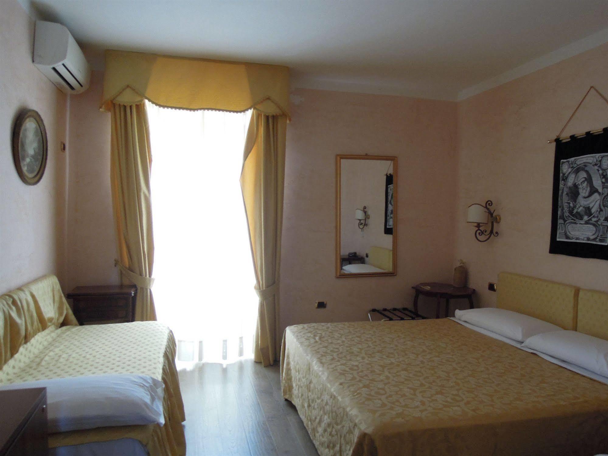 פאולה Hotel Sant'Agostino מראה חיצוני תמונה